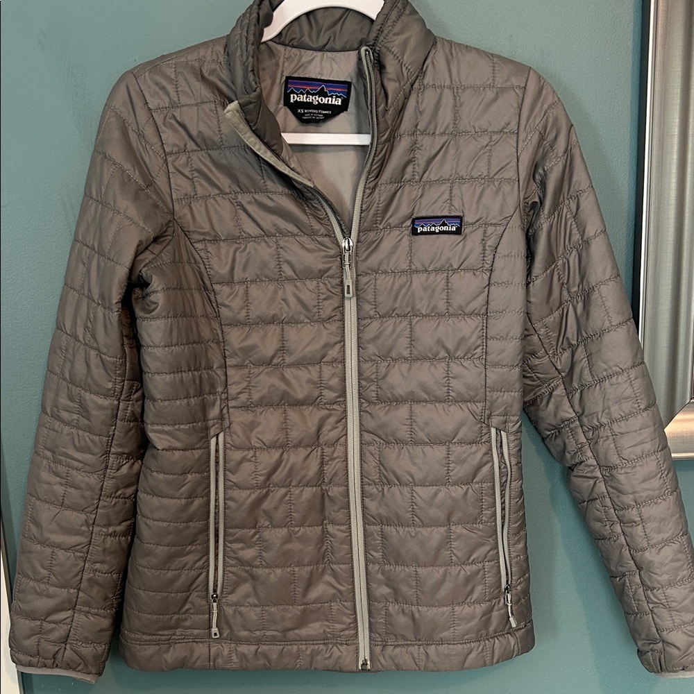 Patagonia women’s insulated jacket in very good condition.